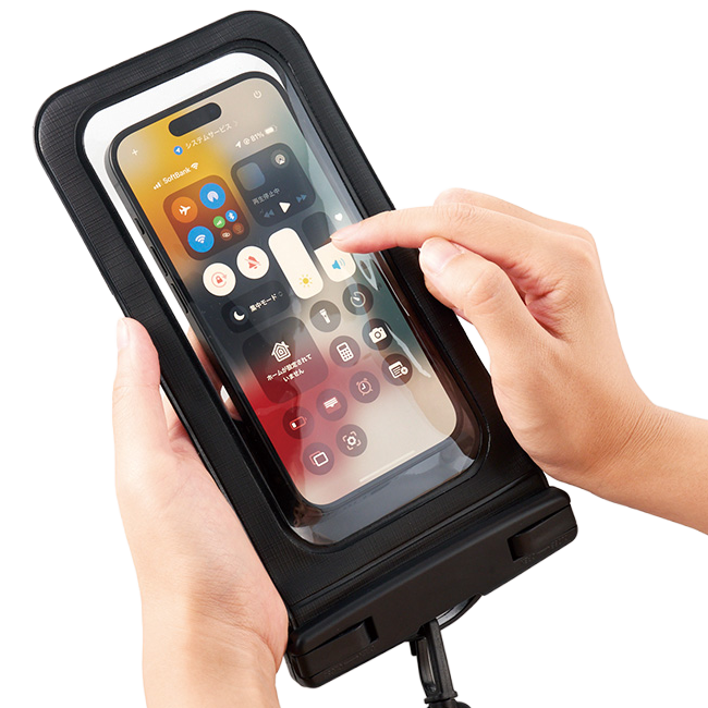 モバイルウォータープルーフポーチバッグ 6.7インチ ver.2 2色 iPhoneのPro Maxシリーズをはじめとする大型のスマートフォンも余裕を持って収納できるサイズ設計でありながら、高感度な素材を採用することで、ポーチに収納したままでも驚くほどスムーズなタッチパネル操作を実現しました。さらに、ケース越しでもクリアな音質で通話ができるため、濡れた手でスマホを取り出す手間も、大切な連絡を逃す心配もありません。