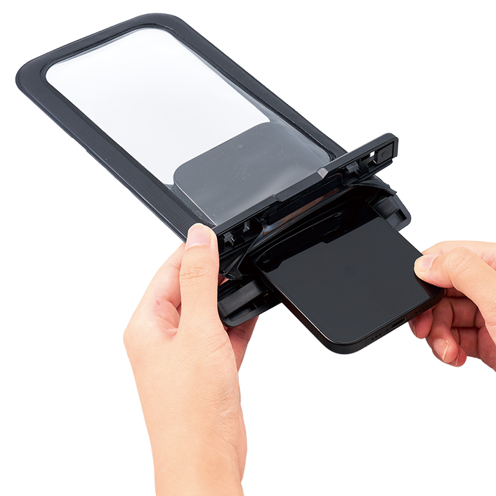 モバイルウォータープルーフポーチバッグ 6.7インチ ver.2 2色 付属のネックストラップには、万が一の強い負荷がかかった際に自動でジョイントが外れる「安全パーツ」を標準装備。小さなお子様とのレジャーや、機材の多いアウトドア環境でも、首への負担や不意の事故を未然に防ぐため、安心・安全に長時間ご活用いただけます。さらに、緊急時にはワンタッチで簡単に取り外せる利便性も兼ね備えており、シーンに応じたスムーズな着脱が可能です。