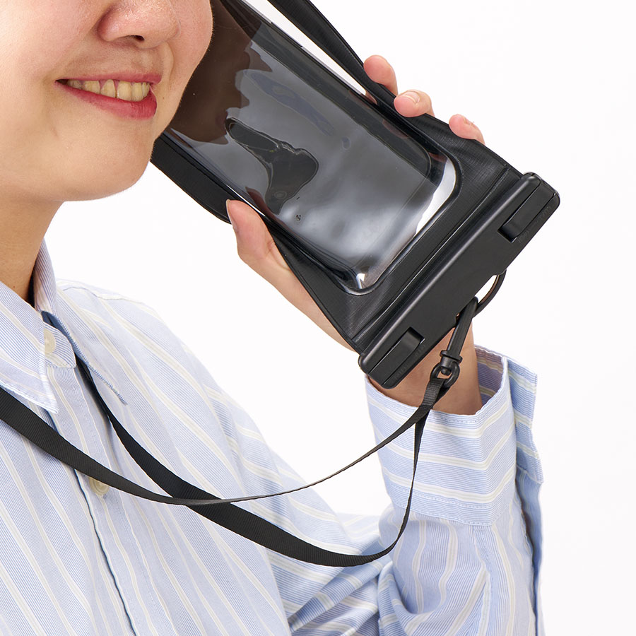 モバイルウォータープルーフポーチバッグ 6.7インチ ver.2 2色 大切なスマートフォンを水や汚れから守りながら、その利便性を一切損なわない。そんな理想を形にしたのが、この「6.7インチ全面ディスプレイ対応ウォータープルーフポーチ」です。