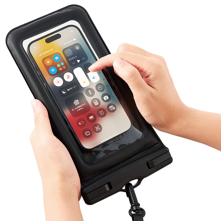 水に浮くモバイルウォータープルーフポーチバッグ 2色 海辺やプールサイドでのリラックスタイム、あるいは雨天時のトレッキングやキャンプといったアクティブなシーンにおいても、スマートフォンの機能を損なうことなく自由で快適な使い心地を約束します。さらに、首から下げられる便利なストラップが付属しているため、紛失防止や持ち運びのしやすさも抜群です。
日常のちょっとした水回りでの使用から本格的なアウトドアレジャーまで、大切なデバイスを水濡れから守りながら最大限に活用できるこのポーチは、アクティブな現代のライフスタイルに欠かせないマストアイテムと言えるでしょう。透明度の高い素材により視認性も確保されており、水中や水辺での思い出作りをより快適にサポートします。