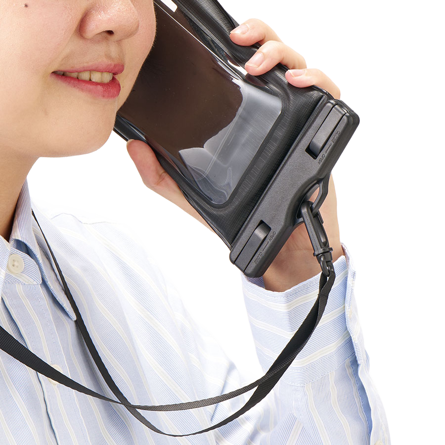 水に浮くモバイルウォータープルーフポーチバッグ 2色 水辺のアクティビティを心ゆくまで楽しむために欠かせない、機能性と利便性を両立した防水スマホポーチが登場しました。本製品の最大のメリットは、スマートフォンをポーチに収納したままでも、高感度なタッチ操作やクリアな通話が可能であるという点にあります。濡れた手での操作はもちろん、突然の着信やSNSのチェックも、わざわざポーチから取り出す手間を一切感じさせずスムーズに行えます。