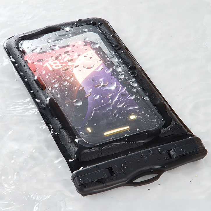 水に浮くモバイルウォータープルーフポーチバッグ 2色 海やプール、川遊びといった夏のレジャーから、キャンプや釣りなどの本格的なアウトドアシーンまで幅広く活躍する、フロート設計を採用した高機能防水スマホポーチをご紹介します。最大の特徴は、万が一水の中に落としてしまっても沈まずに水面に浮かび上がる特殊な構造です。視認性が高く、大切なスマートフォンや貴重品を紛失するリスクを最小限に抑えることができるため、アクティブなシーンでも安心してお使いいただけます。
サイズ面ではiPhoneのPro Maxシリーズなど、大型の6.7インチスマートフォンにも余裕を持って対応しており、出し入れのしやすさも魅力です。透明度の高い素材を使用しているため、ポーチに収納したままでも画面操作やカメラ撮影がスムーズに行え、シャッターチャンスを逃しません。
さらに、シンプルなデザインはノベルティや記念品としてのカスタマイズにも最適です。ショップ名やロゴを名入れすることで、実用性とプロモーション効果を兼ね備えたオリジナルのエコアイテムやプレミアムグッズとしてもご活用いただけます。
※中に入れる物の重量によっては浮力が十分に得られない場合がございますので、事前にご確認の上ご使用ください。