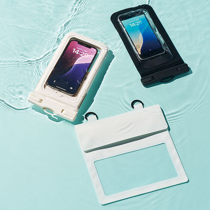 水に浮くモバイルウォータープルーフポーチバッグ 2色 防水等級
IPX8
水深2mへ1時間水没させても内部に浸水がない防水性能を有します。
IPX6
あらゆる方向からの強力な噴流水による有害な影響がない防水性能を有します。
「IPX」とは「IEC(国際電気標準会議)」によって定められている防水の保護規格です。IPXに続く数字が「防水等級」を表しています。