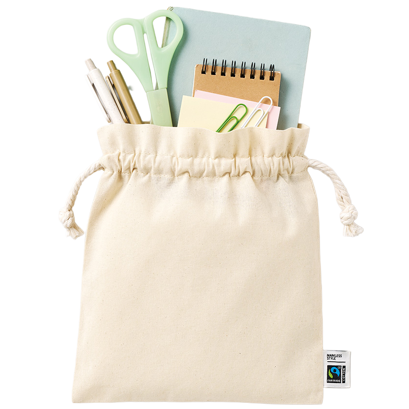 口元にふんわりと立ち上がるフリルが上品で華やかな印象を演出する、MARKLESS STYLEのフェアトレードコットン巾着ポーチです。正方形に近い整ったフォルムと、しっかりと編み込まれたロープタイプのフェアトレードコットン紐が、シンプルながらも確かなデザイン性を感じさせる仕上がり。ナチュラルな風合いの生成り生地は、コスメポーチやペンケース、小物入れ、旅行用のトラベルポーチとして幅広くお使いいただけるほか、ギフトラッピングの代わりとしてもおすすめで、贈り物に優しい温かみを添えてくれます。　素材には、フェアトレード認証を受けた生産者から基準に従って調達された認証コットンを使用。フェアトレードとは、発展途上国の原料や製品を適正な価格で取引することで、現地の人々の生活改善や自立を支援する国際的な取り組みであり、商品の外側にはその証としてフェアトレード認証ラベルが縫い付けられています。さらに、使用されているコットンは化学合成された肥料や農薬を3年以上使用していない農地で栽培されたオーガニックコットン。有機農法によって丁寧に育まれた素材は、肌にも地球にもやさしく、サステナブルな暮らしやエシカル消費、SDGsへの取り組みを意識する方にふさわしい一品。　日々のちょっとした持ち運びから、企業のノベルティ、販促品、エコギフト、結婚式のプチギフトまで、幅広いシーンで活躍するこの巾着ポーチは、ものを大切にする気持ちと、世界とつながる優しさを同時に届けてくれる、心地よい一枚です。

