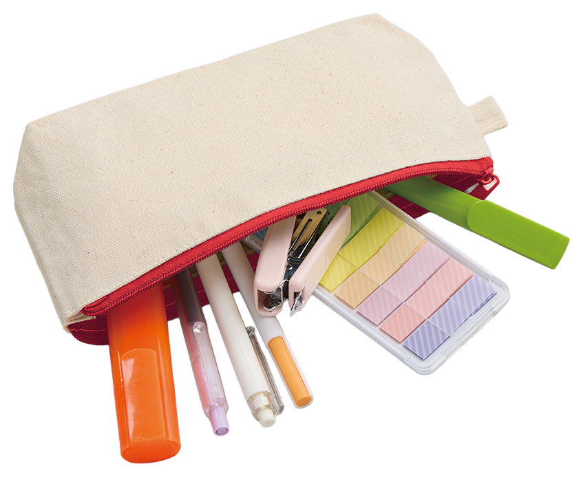 カラーファスナーキャンバスロングポーチバッグ 10色 毎日の生活にさりげなく寄り添う、シンプルで使い勝手の良いロングタイプの舟形ポーチをご紹介します。このポーチの最大の特徴は、横長で安定感のある舟形シルエットが生み出す抜群の収納力にあり、文房具をまとめて持ち運ぶペンケースとしての活用が大変おすすめです。お気に入りのカラーペンやシャープペンシルはもちろん、かさばりがちな付箋セットやコンパクトなホッチキスまでスッキリと収まるため、デスク周りの整理整頓にも役立ちます。 また、ナチュラルな風合いのキャンバス生地を使用したシンプルなデザインだからこそ、自分らしいアレンジを自由に楽しめる点も大きな魅力です。サイド部分には便利なループが付いており、お好みのキーホルダーやキャラクターチャーム、ストラップなどを装着することで、世界にひとつだけのオリジナルスタイルを演出できます。 日常使いの筆箱としてはもちろん、メイク道具やガジェット類をまとめる小物入れとしてもマルチに活躍するこのポーチは、機能性とカスタマイズ性を両立させたい方にぴったりのアイテムです。飽きのこないスタンダードな形状と、自分好みに「推し」をアピールできる遊び心を兼ね備えたポーチで、日々の持ち歩きをもっと楽しく、もっと快適にアップデートしてみてください。