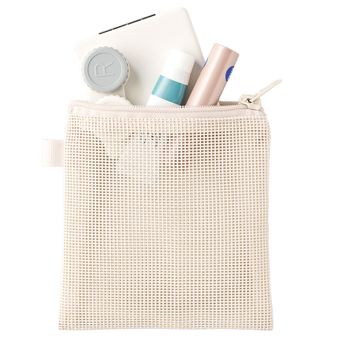 ハードメッシュフラットポーチ(SS)エコバッグ 3色 このオールメッシュのポーチ、最初に触ったときは「え、こんなに中身が見やすいの?」って驚きました。実際に毎日使ってみると、想像以上に便利で、朝の支度時間がちょっと短くなりました。 メッシュ素材のおかげで、入れたものがパッと見えるので、コスメやケーブル類の“行方不明事件”が減るんですよね。急いでいるときほど助かります。 さらに、この小さなループがまた良くて。指を引っかけてファスナーが開けやすいし、私は実際にボールチェーンを付けてバッグの内側に繋いでいます。落としにくいし、取り出しもスムーズ。カラビナを付けて外付けにしている方もいて、カスタムの幅が広いのも魅力です。 本体・ファスナー・ループまで全部同じ色で統一されているので、見た目もすごく綺麗。ちょっとした小物入れなのに、使うたびに気分が上がります。 普段使いのコスメ、イヤホン、鍵、カード類などの整理に“ちょうどいい存在”。持っていると想像以上に頼りになりますよ。