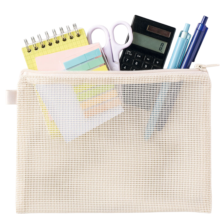 ハードメッシュフラットポーチ(M)エコバッグ 3色 このメッシュポーチを初めて手に取ったとき、「あ、これは中身迷子にならないやつだ…」と素直に思いました。実際に使ってみると、想像以上に便利で、特に朝のバタバタした時間にすごく助けられています。 メッシュ素材だから、中に何を入れたかパッと一瞬で確認できるんですよね。リップどこいった?ケーブルどこ?とポーチをガサガサ探すストレスがほぼゼロになります。透明すぎず、程よく見える感じなのも使いやすいポイントです。 そして、個人的にかなり好きなのが “この小さなループ”。実際に使うと分かるんですが、これがあるだけでファスナーがものすごく開けやすいんです。私はボールチェーンを付けてバッグの持ち手に繋いでいますが、カラビナで外付けにしている方もいて、カスタムの幅が広いのが嬉しいところ。 さらに、本体・ファスナー・ループまで全部同じカラーで統一されているので、見た目がとにかく上品でまとまっています。小物入れって意外と人に見られることが多いので、この統一感はポイント高いです。 普段のコスメ、イヤホン、目薬、ガム、充電ケーブル……小さな必需品をまとめるのに、ほんとうにちょうどいい。 実際に使ってみると「これ一つあるだけで、こんなに快適なのか」と驚きますよ。