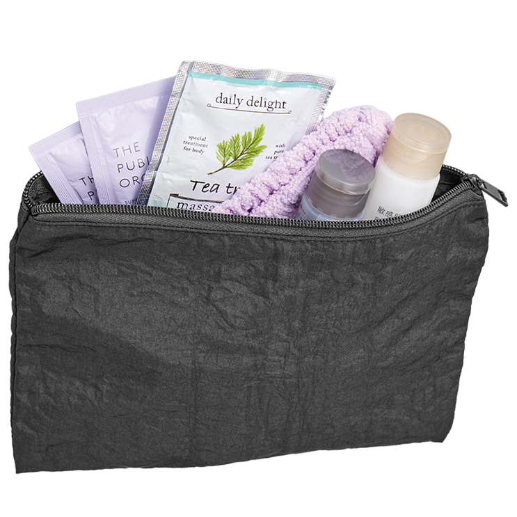 ワッシャーナイロンフラットポーチバッグ(M)4色 やわらかくしなやかなワッシャー加工ナイロンを使用したポーチです。使わないときはコンパクトに折りたためる軽量設計で、バッグのすき間にもすっと収まります。かさばらないので、バッグインバッグとしての日常使いはもちろん、旅行や出張のサブポーチ、コスメポーチ、トラベルポーチとしても大活躍。
ナイロンならではのくしゃっとした自然なシワ感が、そのままデザインに馴染むのもポイント。使い込むほどに増すラフな風合いを楽しめ、気兼ねなく毎日お使いいただけます。落ち着いたカラー展開は名入れやオリジナルプリントとも相性抜群で、ノベルティや販促品、記念品、推し活グッズなど、さまざまなシーンで活躍するおすすめアイテムです。