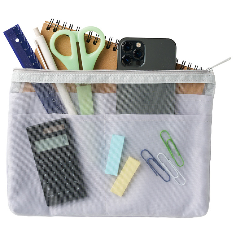 らくらく仕分けポーチバッグ(M)4色 カバンの中の整理整頓に悩む方へ、収納力と視認性を兼ね備えた多機能メッシュポーチをご紹介します。内部には便利な5つの仕分けポケットを搭載しており、リップやガジェット、文房具など、ごちゃつきがちな小物類も定位置を決めてスッキリと収納できるため、中身が迷子になる心配がありません。表面には一目で中身を把握できる透け感のあるメッシュ素材を採用しているので、忙しいシーンでも必要なものを迷わずサッと取り出せます。コスメポーチやバッグインバッグとしてはもちろん、旅行用のトラベルポーチやガジェットケースとしても活躍する、使い勝手抜群の万能アイテムです。