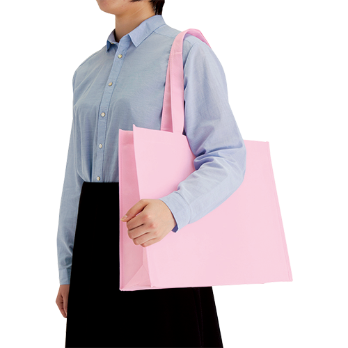 「不織布スクエアトートバッグ（L）」は、軽量で耐久性に優れた不織布素材を使用。大きなサイズと広いマチが特徴で、買い物やイベントの荷物運びに最適な大容量を実現しています。シンプルなスクエア形状は、様々なファッションや用途に合わせやすくボックス入りのアパレル衣料を包装するショッパーにもいいですね！お店のロゴやメッセージを名入れプリントすることで、プロモーション用のノベルティバッグやオリジナルのショッピングバッグもお安い生産が可能です。