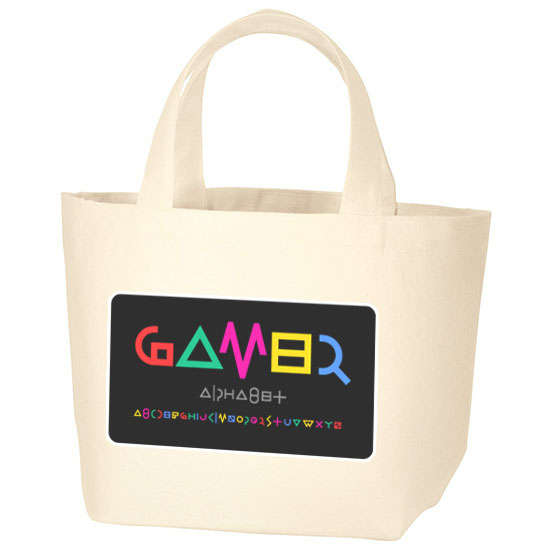 「キャンバスデイリートートバッグ（S）ナチュラル」に熱転写プリントで「GAMER」というコンセプトのオリジナルプリントをして、カラフルでスタイリッシュな文字が特徴的に表現されている作成事例です。黒い背景に対してカラフルな文字が映え、遊び心あるデザインが目を引くのが特徴です。レジャーやゲームイベントなど特別な日のオリジナルエコバッグとしてオススメです。