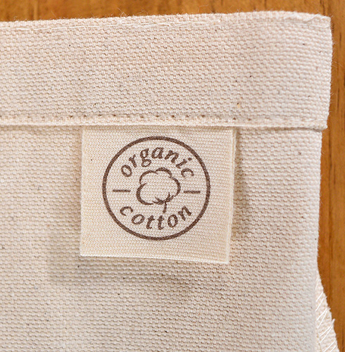 トート生地と同じ生成り色の「organic cottonラベル」