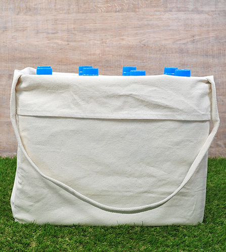 2Lペットボトル8本分入れた時にバッグを横から見た図です