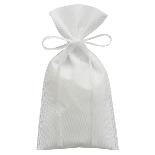 不織布ラッピング巾着（S）エコバッグ044 ナチュラルホワイト　多目的に使える「不織布ラッピング巾着（S）」は、軽くて強度のある不織布素材を採用しており、小さなアイテムや贈り物を上品に包むことができます。引き紐を引くだけで簡単に開閉できるため、実用性も高く、ギフトラッピングやイベントのギフトバッグとしても理想的。小物入れとしても、プレゼントのラッピングとしても、さまざまな用途に合わせてご使用いただけます。
