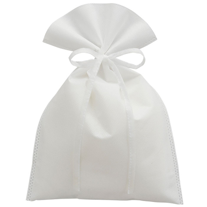「不織布ラッピング巾着（Mサイズ）」で、お客様のオリジナルエコバッグとして名入れプリントに最適です。この巾着は、激安で軽量かつ耐久性に優れた不織布で作られており、内側のアイテムを清潔に保つことができます。結び紐をしっかりと結ぶことで、中身の梱包もしっかりでき、プロモーションイベントの記念品包装や個人のギフトとしても、素敵な印象を与えること間違いなしです。