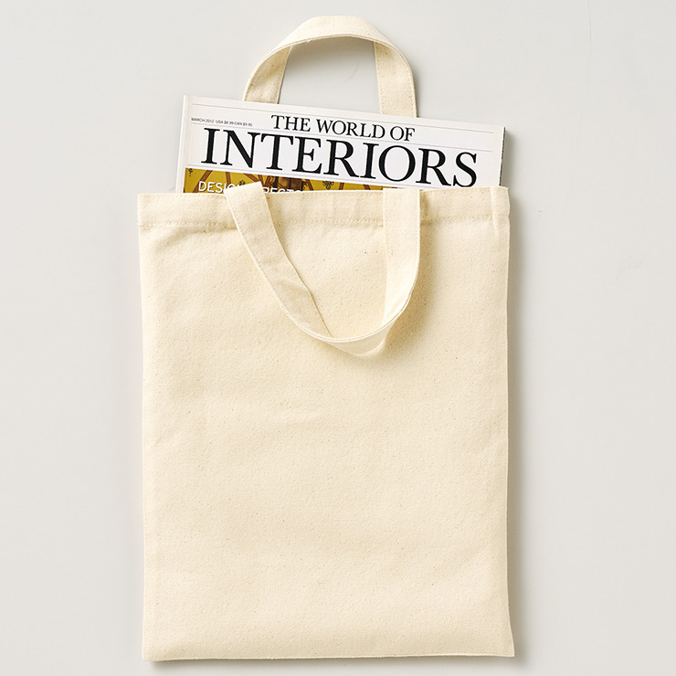 ライトキャンバスフラットトートバッグ(M)ナチュラル おっきなカタログをそのままスッと差し込んでみたんです。そしたら、想像以上にすっぽり入って、資料の端が折れ曲がる心配がまったくなかったんですよね!
しかも、持ち手の長さがちょうどよくて、手提げにも肩掛けにも使いやすい設計。先日、展示会の現場でお客さまに資料を配布したときも、みなさん「あ、このバッグ軽くて扱いやすいね」と言っていただけました。対面で詳しく聞かれたら、「厚みのあるライトキャンバス地だから、中身を包み込みつつもプリントがキレイに映えるんです。しかも型崩れしにくいので、何度でも繰り返し使えますよ」とお話しできます。
こんなふうに、実際の現場で使ってみてその便利さを体感済み。展示会やセミナー、社内配布など、たっぷり資料を運びたいシーンにぜひおすすめです!