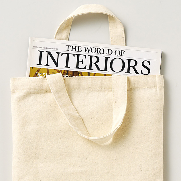 ライトキャンバスフラットトートバッグ（M）2色 「ほんとにA4がすんなり入るの？」って思ってたんですけど、実際にカタログや資料をポンポン入れてみたら、想像以上にスムーズで驚きました。持ち手も程よい長さだから、手に提げたときのバランスがすごくいいんですよね。
展示会や商談のときに「さっと取り出せる」って思った以上に便利で、実際に使った後にお客さまからも「これ、使いやすいね！」って声をもらえた一品です。対面で詳しく聞かれたら、「厚みのあるキャンバス地で型崩れしにくいから、書類を折らずに運べますよ」とお伝えできます。
資料が増えても安心、スマートに見せたい場面でぜひどうぞ！