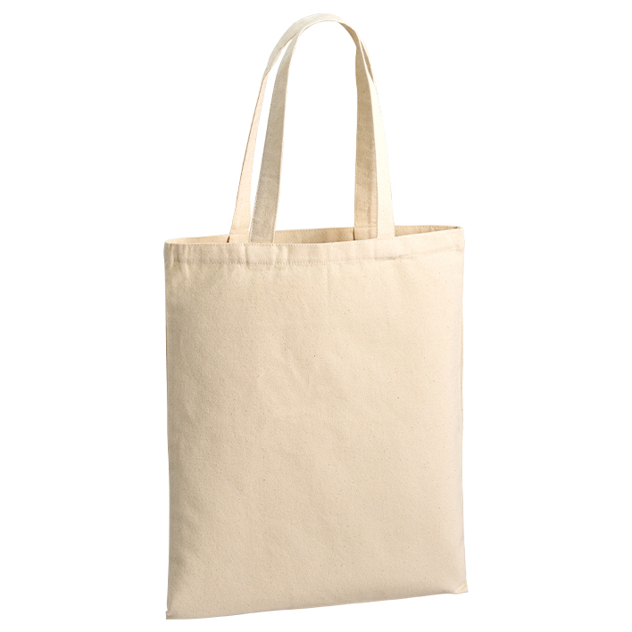 ライトキャンバスフラットトートバッグ(L)ナチュラル 布の柔らかさはちゃんとあるのに、ペラペラ感はなくて、中身も透けにくいんです。だから本や資料を入れても安心。印刷ののりもきれいで、デザインがちゃんと映えるので、オリジナルのプリントを楽しみたい人には特におすすめしたいですね。
実際に使ってみると、ちょっとした買い物のときにも便利だし、通勤のサブバッグにもぴったりでした。正直なところ「軽いのに丈夫」っていうのが一番の魅力かな。想像以上に耐久性があって、使うたびに安心感が増していく感じです。
「こういうバッグって長く使えるの?」って聞かれることもあるんですが、僕自身は普段ノートPCやファイルをよく持ち歩いていて、それを詰め込んでも特にへたることがなかったんですよ。むしろ持ち手が肩にかけやすい長さなので、電車の中でも楽に持てて助かってます。
だから、正直「ただの安いキャンバスバッグ」だと思っていたらちょっと損するかも。見た目以上に使いやすさがしっかりあるので、普段づかいにもオリジナルグッズづくりにも安心して選べるバッグです。