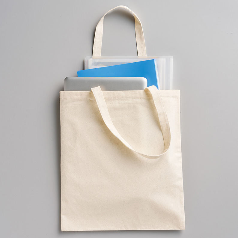 ライトキャンバスフラットトートバッグ(L)ナチュラル このトートバッグ、見た目以上にしっかりしたサイズ感で、ノートPCまでちゃんと入るんです。正直「キャンバス地のバッグにパソコンって大丈夫かな?」と最初は思ったんですが、実際に入れてみたらすっぽり収まって、想像以上に安心感がありました。
持ち手の長さも絶妙で、肩にかけたときに窮屈さがなくてラクなんです。私は仕事でノートPCと資料を一緒に持ち歩くことが多いんですが、このバッグだと一つにまとめられるので、カバンを二つ持つよりも断然スマート。しかも布がやわらかいので、肩にかけたときの当たりが痛くならないのも嬉しいポイントでした。
展示会や打ち合わせに行くとき、見た目がシンプルだからどんな服装にも馴染むんですよね。実際に「そのバッグいいですね」と声をかけられたこともあります。ビジネスシーンにも普段使いにも溶け込んでくれるので、気づけば毎日使っているバッグになりました。