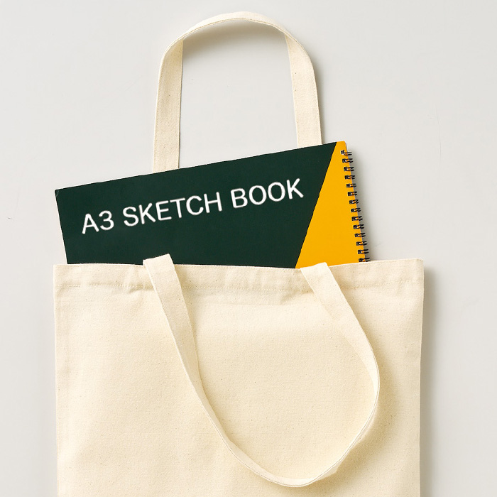 ライトキャンバスフラットトートバッグ（LL）2色 実際に大きめのスケッチブックやA3のノートを入れてみたら、スッと収まって余裕があって驚いたんです。想像以上に使いやすいサイズ感でしたよ。

肩掛けできるのもかなりポイント高いです。両手が空くから移動のときにラクだし、電車で立っていても邪魔になりにくい。私なんかは展示会用に資料をまとめて持ち歩くことがあるんですが、このバッグなら大判サイズもそのまま入るので「わざわざ専用のケースを用意しなくてもいい」っていう安心感があります。

生地もしっかりしているから、重たいものを入れても肩にずしんと来にくいし、持ち手の長さが絶妙で、手持ちでも肩掛けでも自然に持てるのが本当に便利。デザインがシンプルだから、普段使いからちょっとしたビジネスシーンまで違和感なく馴染むのも気に入っています。

「正直、A3サイズのバッグって大げさかな？」と思っていた自分が、今ではすっかり手放せない必需品になりました。