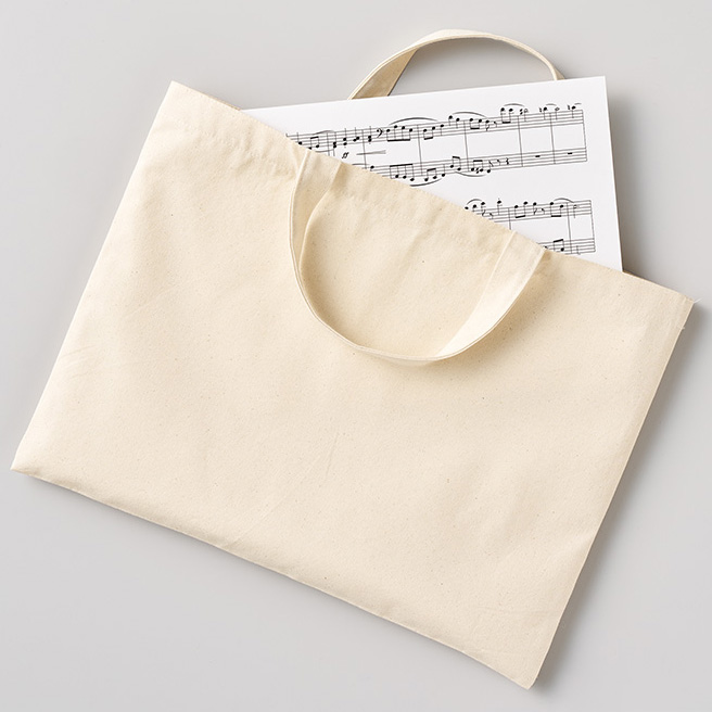 ライトキャンバスレッスントートバッグ2色 こちらのバッグは、学校や保育園でよく使われる定番の手提げサイズ。B5〜A4程度の教材や楽譜、連絡帳などをすっきり収納できます。ライトキャンバス素材を使用しているため軽量で、お子さまが持っても負担になりにくく、しかも中身が透けないので安心。
正直、私も子どものレッスン用に実際に使ってみたのですが、想像以上にしっかりしていて長く使える印象でした。汚れがついても洗いやすく、自然な風合いがあるので日常使いにも馴染みます。
学校用だけでなく、ちょっとした外出時のサブバッグとしても便利ですし、名入れやイラストをプリントすればオリジナル感のある記念品やノベルティにも最適です。