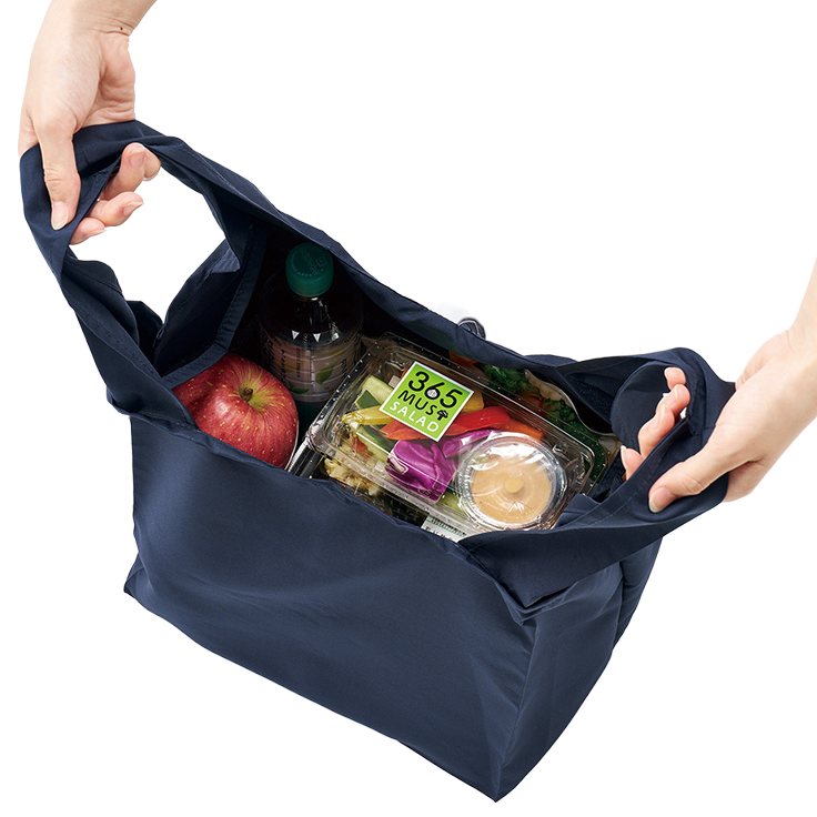 セルフレジで使いやすいスクエアデリバッグ 3色　このバッグ、実際にスーパーで使ってみて「これは便利！」と素直に思いました。 セルフレジで袋を広げるとき、内側の紐をバーに引っ掛けられるんです。正直これが想像以上にラクで、両手が自由になるのでスムーズに詰め替えができます。袋の口がしっかり開いたままキープできるので、あの“もたもた感”が一切ないんですよ。 しかも、底マチがしっかり広くとられていて安定感も抜群。お弁当や惣菜なども傾かず、きれいに入るのが嬉しいポイントです。私は仕事帰りによくお惣菜を買うのですが、このバッグにしてからは中身が崩れないので、見た目もきれいなまま持ち帰れています。 使ってみると、ただのエコバッグとはちょっと違うことがすぐにわかります。しっかり自立してくれるから詰めやすいし、素材も丈夫で見た目が上品。ちょっとした買い物はもちろん、ランチの持ち運びやピクニックにもぴったりです。 「毎日の買い物が少し気持ちよくなる」——そんな小さなストレスを解消してくれる、頼もしいエコバッグです。