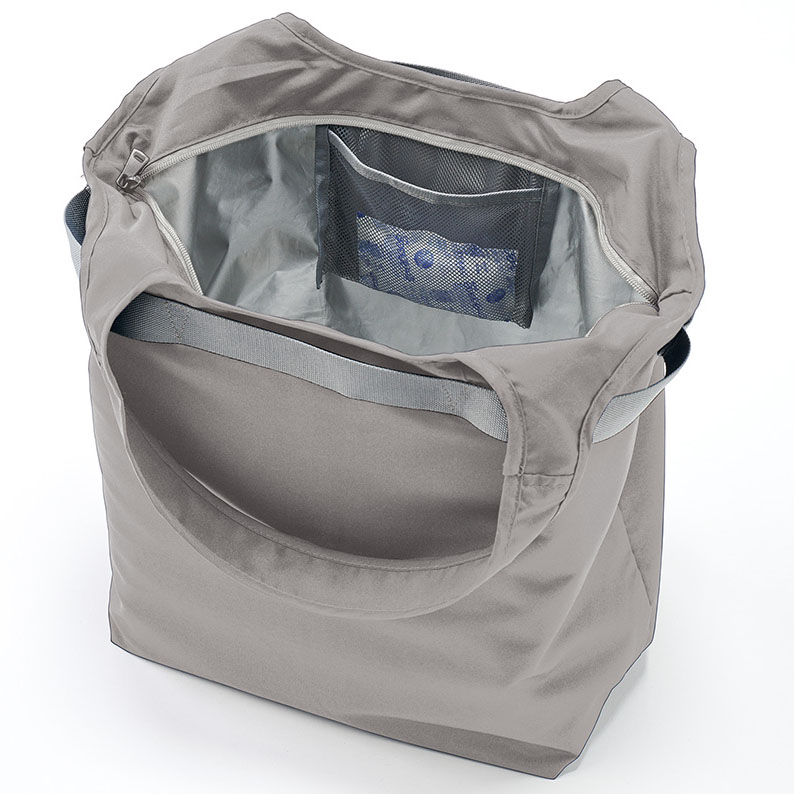 セルフレジで使いやすいコンパクトクーラーマルシェバッグ 3色 このバッグの中を見た瞬間、「あ、これは使えるな」と思いました。 内側がしっかりとしたアルミコーティングになっていて、保冷効果がとにかく優秀。実際にアイスや冷凍食品を買ったときも、帰宅するまでちゃんと冷たさが保たれていて感動しました。正直、一般的な保冷バッグよりも保温力がしっかりしている印象です。 さらに便利なのが、内側についているメッシュポケット。ここに保冷剤を入れておけば、バッグの中で動き回ることもなく、冷気を均等にキープしてくれます。私はよくお弁当と飲み物を一緒に入れて持ち歩くのですが、保冷剤を固定できるおかげで、飲み物もお弁当もずっと冷たいまま。