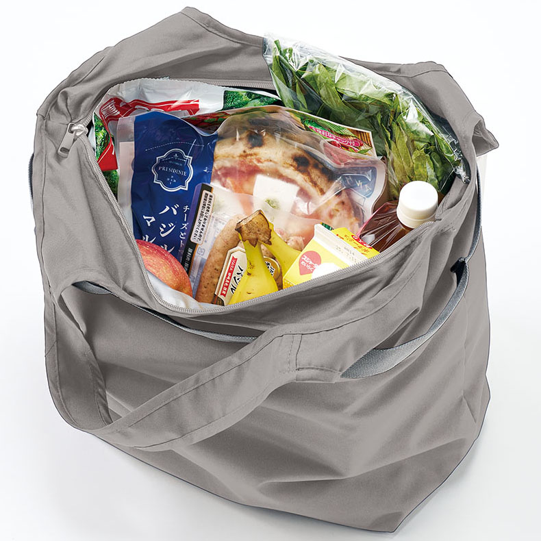 セルフレジで使いやすいコンパクトクーラーマルシェバッグ 3色 食品を入れるときも、広めの底としっかりした作りのおかげで、傾きやつぶれの心配がほとんどありません。お弁当もお惣菜も、きれいにまっすぐ入ってくれて、家に帰って開けたときもそのままの状態。 想像以上に使いやすくて、今では「普通のエコバッグに戻れない」と感じるほどです。 デザインもシンプルで清潔感があるので、日常の買い物はもちろん、ランチバッグやちょっとしたピクニックにもぴったり。見た目も機能もどちらも妥協したくない人に、ぜひ使ってほしいバッグです。