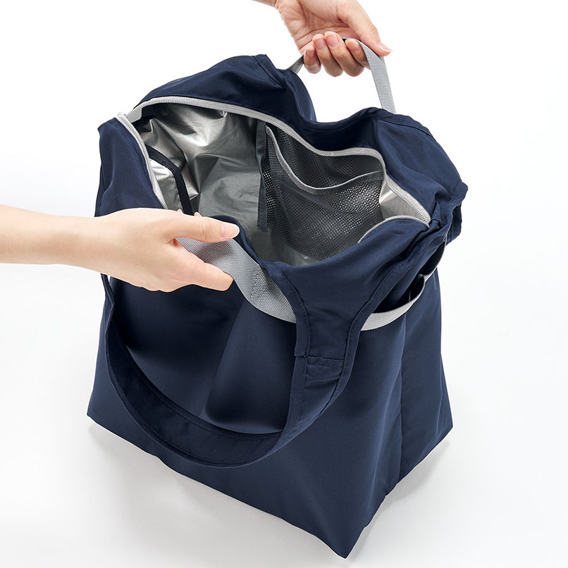 セルフレジで使いやすいコンパクトクーラーマルシェバッグ 3色 実際に使ってみて一番驚いたのは、このバッグの安定感でした。 底マチにしっかりと芯が入っているおかげで、自立してくれるんです。正直、保冷バッグって「中身を入れるとすぐクタッ」となりがちですが、これはまったく違います。買い物中もレジでの袋詰めも、とにかくスムーズ。 しかも、外側にあるテープをレジのバーに引っ掛けられる設計になっていて、左右どちら側のバーにも対応しています。これが本当に便利で、セルフレジでも片手でスッとセットできるので、袋詰めのストレスがぐんと減りました。