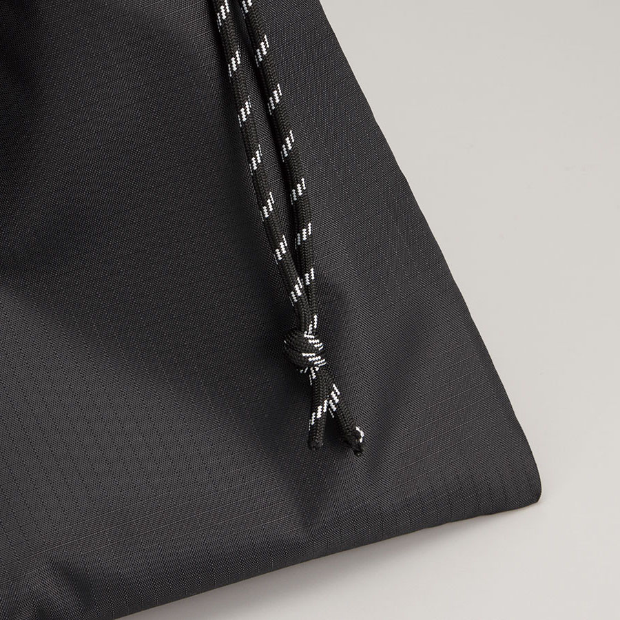 リップストップ巾着エコバッグ 5色 アウトドアでも活躍する、タフな素材のリップストップ生地を使用した巾着バッグ。柄紐がさりげないデザインポイントになり、男女問わず使いやすい印象に。