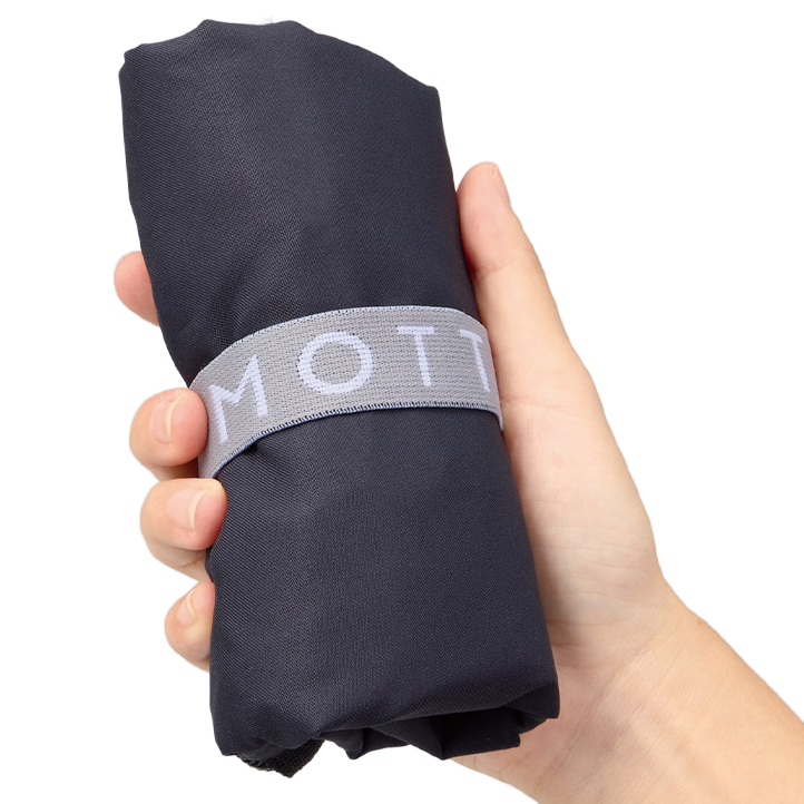 クーラーバッグ 2色 使用後はくるっと丸めてゴムバンドで固定するだけで、手のひらサイズの超コンパクトな姿に早変わりします。いつもの通勤カバンやハンドバッグにすっきり収まるため、仕事帰りの急な買い物に備えたサブバッグとしても場所を取らず、常に持ち歩けるのが大きな魅力です。