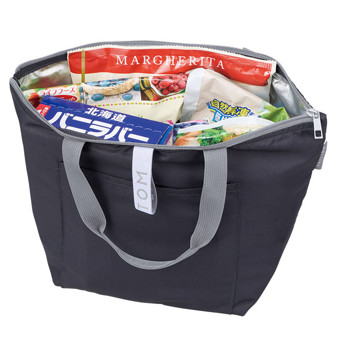 クーラーバッグ 2色 コンビニやスーパーでのちょっとしたお買い物に、これ以上ないほど最適なサイズ感の保冷バッグが登場しました。一般的なランチバッグよりも一回り大きく設計されており、2Lのペットボトルなら横に2本、500ml缶であれば最大8本まで収納できる驚きのキャパシティを誇ります。
最大の特徴は、ユーザーの「困った」を解決する広めのマチ設計にあります。冷凍食品のパッケージや、傾けたくないお惣菜のトレイも、そのまま平らな状態で安定して入れることが可能です。お買い物帰りに中身が寄ってしまうストレスを解消し、鮮度を保ったまま美しく持ち運ぶことができます。
仕事帰りのついで買いから、週末のレジャー、あるいは少し多めのランチボックスを持ち運びたい時まで、シーンを選ばず活躍します。機能性を追求しながらも、持ち歩きやすい絶妙なサイズにまとめ上げた、今のライフスタイルに寄り添う一品です。