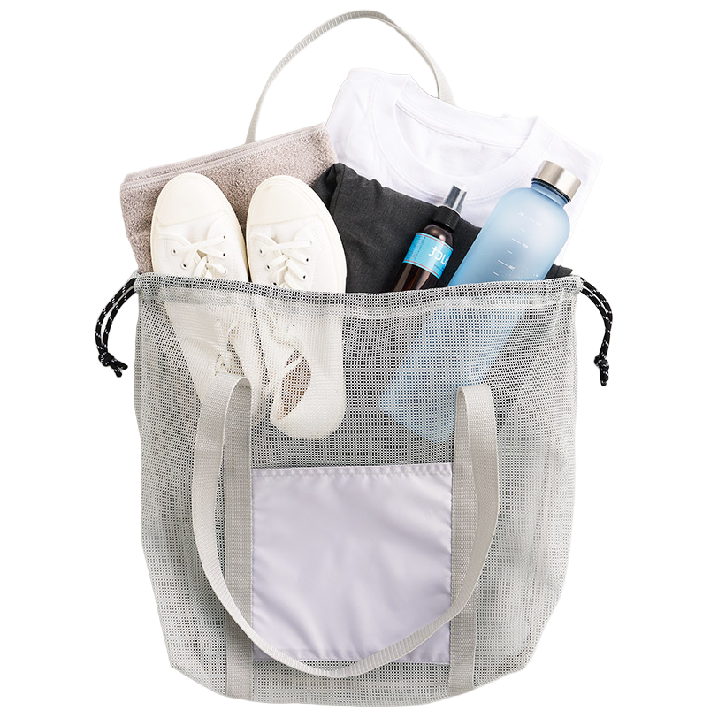 メッシュライントートバッグ(LL) 4色 初めてこのバッグを手にしたとき「え、こんなに入るの?」とちょっと驚きました。従来のLサイズより一回り大きいので、見た目以上のゆとりがあります。 実際に使ってみると、バスタオルはもちろん、1Lボトルもスッと立てて入れられる余裕のサイズ感。ジムに行く日は、着替え・タオル・シューズ・ドリンクまで全部まとめて入れていますが、まだ少しスペースが残るくらいです。 容量はしっかり17L。 スポーツバッグとしてはもちろん、海やプールなどレジャーにも相性バツグンです。濡れたタオルや服を気にせず入れられるメッシュ素材も、実際使うと便利さを実感します。 「荷物が多い日の相棒」みたいな存在で、想像以上に活躍してくれるビッグサイズのバッグです。気軽に持てるのに頼れる感じがクセになりますよ。