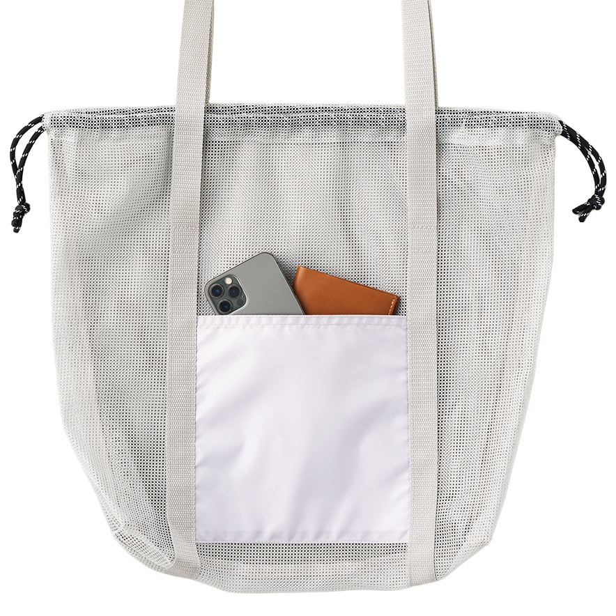 メッシュライントートバッグ(LL) 4色 実際に使ってみて、まず感じたのは「意外と安心感がある」ということ。 巾着タイプの開口部なので、パッと見では中が見えにくく、ちょっと人混みの多い場所でも安心して使えるんです。しかも、ギュッと紐を絞るだけで荷物の飛び出しも防げるから、慌てて動いても中身が散らかる心配がありません。 正直、見た目よりもずっと収納力があります。 タオルやボトル、財布やポーチなど、普段使いの荷物ならしっかり入りますし、メッシュ素材だから軽くて通気性も抜群。ちょっとしたお出かけやジムバッグとしても使いやすいです。 ショルダーは長めに作られていて、男性でもゆったり肩に掛けられるのがうれしいポイント。 斜め掛けにしてもバランスが良く、どんな服装にも合わせやすいデザインです。 「軽くて気楽、でもちゃんと頼れるバッグ」──そんな印象です。 実際に使ってみると、その快適さと実用性にきっと納得してもらえると思います。