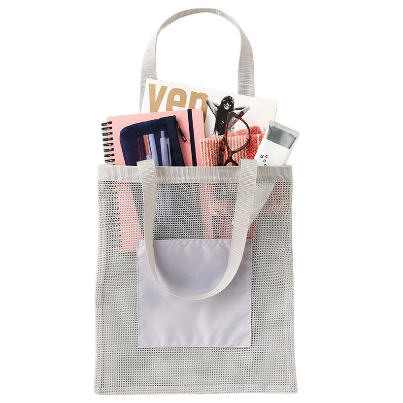 メッシュフラットトートバッグ 4色 このスリムなフラット形状のバッグ、思っていた以上に使いやすくて驚きました。A4サイズの書類や雑誌が“気持ちいいくらい”すっと入るんです。 実際に仕事の打ち合わせに行くとき、資料やノート、雑誌をまとめて入れてみたんですが、バッグ自体が薄いので中でガサつかないんですよね。必要なものがパッと取り出せて、想像以上にスマートに持ち運べました。 見た目も軽やかで、ちょっと他と差がつく雰囲気があるので、私はメインバッグに入れて“サッと取り出す用サブバッグ”として活用しています。打ち合わせ先でスマートに取り出せると、なんとなく気分も上がりますしね。 普段の書類整理はもちろん、雑誌や薄手の荷物を持ち歩く日にもぴったり。実用性もおしゃれ感もちゃんとある、頼れるサブバッグです。