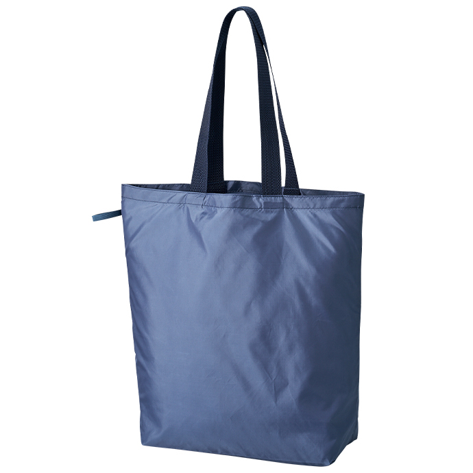 ファインライトポリバッグ(L)エコバッグ 5色 このバッグは“思っていた以上に便利”でした。
普段の買い物で使ってみたんですが、容量がしっかりあって、
牛乳パックや野菜など、かさばる荷物をまとめて入れてもまだ余裕があるんです。
レジ袋代わりとしてはもちろんなんですが、
週末にピクニックに行ったときにも大活躍しました。
ブランケットや飲み物を入れてもパンパンにならず、
肩掛けしても軽く感じるんですよね。
持ち手の太さもちょうどよくて、重い荷物でも肩に食い込みにくい。
それに、生地が軽くて丈夫だから、アウトドアやイベントにもぴったり。
「これ一つ持っていけば安心」と思えるサイズ感です。
想像以上に使えるシーンが多くて、
今では買い物だけじゃなく、ちょっとしたお出かけにも
ついついこのバッグを選んでしまいます。