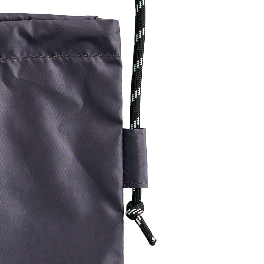 ファインライトポリ巾着ショルダーバッグ 5色 このショルダーポーチ、正直“見た目以上に使える”アイテムです。
まず目を引くのが、丸紐に入ったさりげない柄。平紐にはない立体感があって、持ったときの印象がグッとおしゃれに見えるんです。ちょっとスポーティで、男女問わず使いやすいデザインだと思います。
実際に使ってみると、紐の調整が本当にラク。結び目を少し動かすだけで長さを変えられるので、肩掛けにも斜め掛けにもすぐ対応できます。私は普段、両手を空けたいタイプなので、斜め掛けで使うことが多いのですが、軽くてストレスがないんですよね。
身長や服装に合わせてちょっと長めにしたり、短めにしてコンパクトに持ったりと、その日の気分で変えられるのも嬉しいポイント。
想像以上に便利で、ちょっとしたお出かけや旅行先のサブバッグとしても大活躍しています。
デザイン性と実用性、どちらも兼ね備えたショルダーバッグを探している方には、間違いなくおすすめできる一品です。