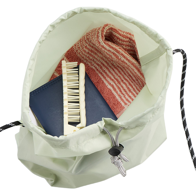 ファインライトポリ巾着ショルダーバッグ 5色 実際に使ってみて感じたのは、「シンプルだけど、気が利いてる!」ということ。
この巾着バッグ、ストッパーがついていて、キュッと絞るだけで中身がこぼれないんです。正直、最初はデザイン重視なのかなと思っていたのですが、使ってみたら機能性も抜群でびっくりしました。
例えば、ジムに行くときにタオルや小物を入れて持ち歩くとき。移動中に中の物が散らばらないのは本当に助かります。紐を軽く引くだけでしっかり閉まるので、出し入れもスムーズ。しかも見た目がころんとしてかわいらしく、バッグの中に入れても邪魔にならないサイズ感なんです。
ナイロン素材で軽く、水にも強いので、旅行やアウトドアにもぴったり。実際、私は温泉旅行のときに下着入れとしても使ったのですが、濡れた手で触っても安心感がありました。
機能性とデザイン、どちらも欲しい人にはまさに理想的。
「ちょっとした小物をまとめたい」「かわいく持ち歩きたい」――そんな方にぴったりの巾着ポーチです。