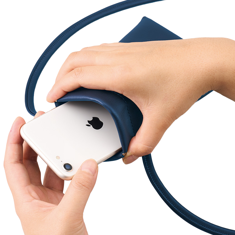 バネ口レザースタイルサコッシュバッグ 4色 肩掛けしやすい長さのショルダー紐を採用した、軽量コンパクトなミニサコッシュです。スマホや小物がすっきり収まるサイズ感で、お出かけや散歩など日常使いにぴったり。ホワイト・ライトブルー・ネイビー・ブラックの選べる4色展開で、販促品・ノベルティ・記念品としても幅広くご活用いただけます。シンプルなデザインだからこそ、どんなコーディネートにもなじむ万能ショルダーバッグです。