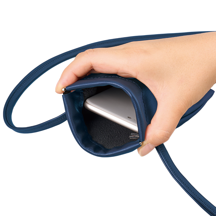 バネ口レザースタイルサコッシュバッグ 4色 片手でキュッと押すだけで開くバネ口が、想像以上に快適です。手を離せば口元が自然に閉じてくれるから、バッグの中でうっかり中身が散らばる心配もありません。スマートフォンがすっぽり入るサイズ感なので、ちょっとした外出やランチタイムのお供にもぴったり。オリジナルポーチやノベルティとして名入れ印刷すれば、実用性の高い販促品としても喜ばれる一品です。