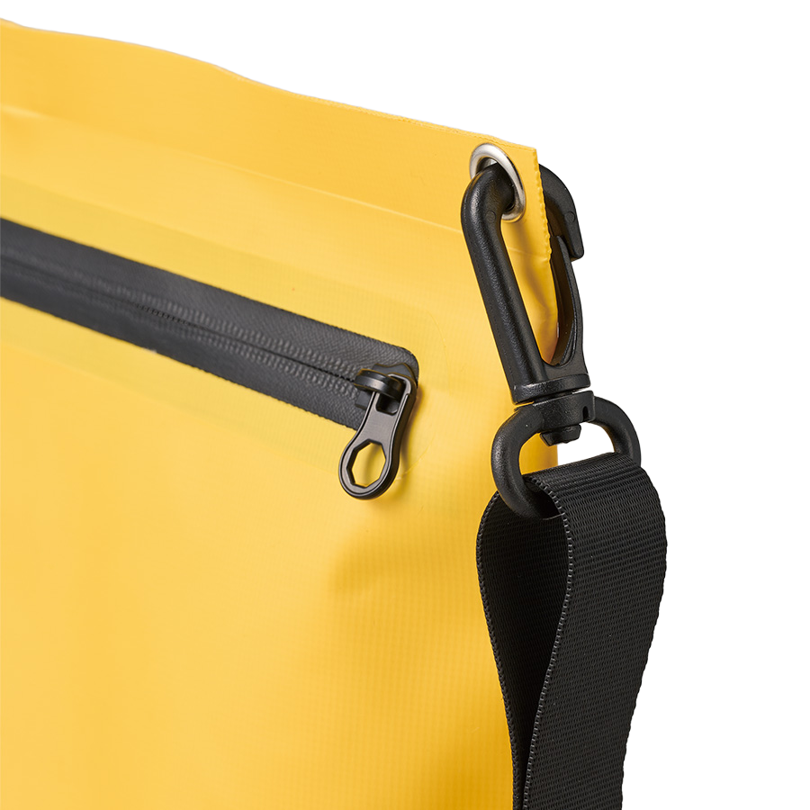 ターポリンショルダーバッグ 4色 斜めがけできる調節式ショルダーストラップ付きで、両手がフリーになる快適な使い心地。しっかりとした口元ファスナーが荷物をしっかりガード。通勤・お出かけ・旅行シーンで大活躍するおしゃれなショルダーバッグです。