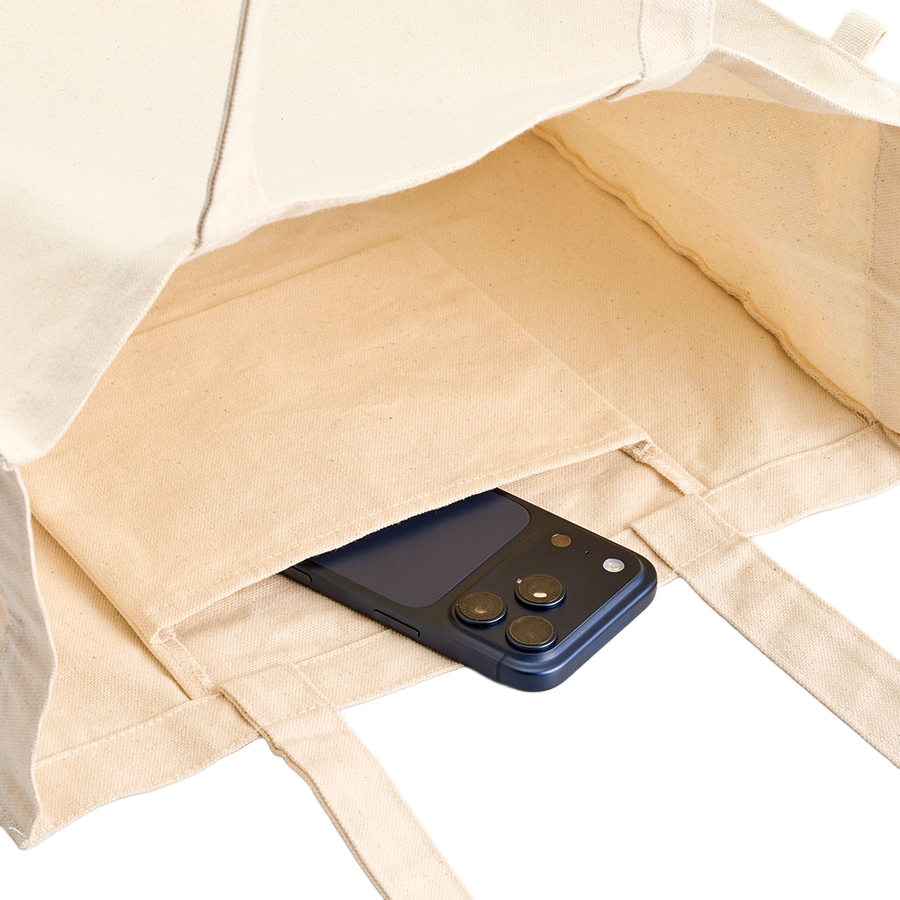 キャンバスボックストートループ付 ナチュラル スマホや鍵、リップなど「すぐ取り出したいもの」をまとめておける内ポケットが付いているので、バッグの底をごそごそ探す必要がありません。ポケットの深さにゆとりがあり、大きめのスマホでもすっぽり収まって出し入れもスムーズ。荷物が増えがちなイベント帰りやお買い物の途中でも、貴重品だけはさっと手が届く安心感があります。こうした気の利いたディテールまでしっかり作り込んでいるから、ノベルティや記念品として配ったときに「ちゃんと使えるオリジナルトートバッグだ」と喜ばれやすいのもポイント。名入れ印刷を施したオリジナルエコバッグとしてまとめてご注文いただければ、数量が多いほど安い単価でお届けできます