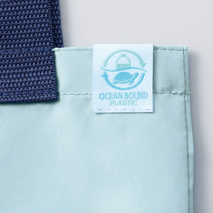 再生PET素材(OBP)について。OBPはオーシャンバウンドプラスチックの略称で、海岸から約50km以内の内陸部に廃棄されたプラスチックごみを再利用することで、環境汚染の軽減に貢献します。