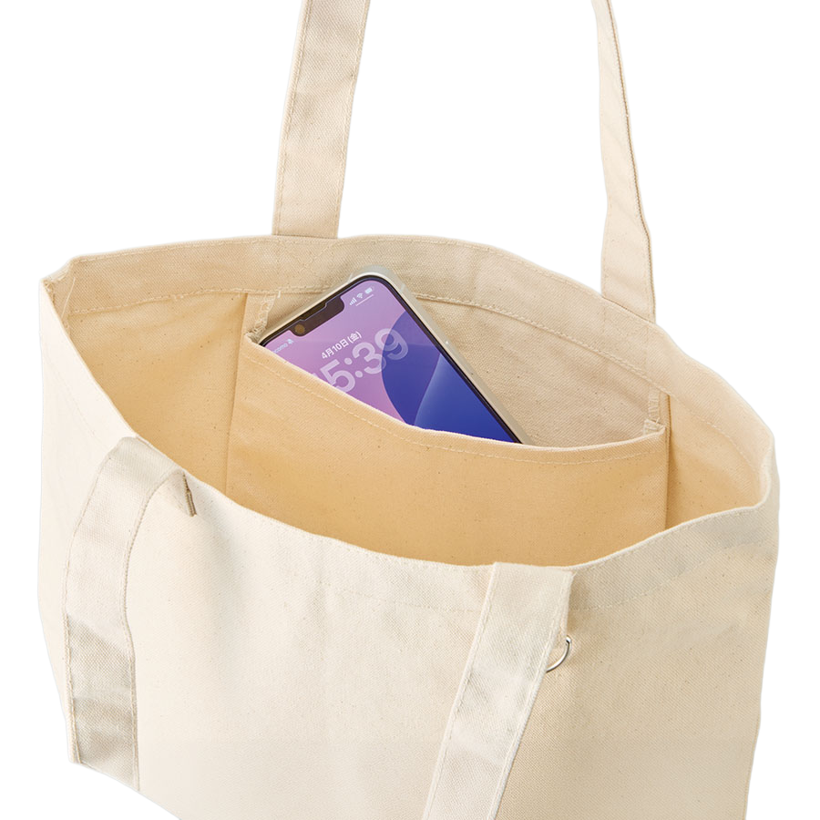バッグの内側には、スマートフォンや鍵、リップなどの小物をすっきり整理できる便利な内ポケットを装備。荷物の中で迷子になりがちな細々としたアイテムも定位置が決まり、必要なときにサッと取り出せます。厚みのあるしっかりとしたキャンバス生地は型崩れしにくく、ナチュラルな生成りの風合いがどんなコーディネートにも自然に馴染む一枚。通勤・通学はもちろん、ちょっとしたお出かけやマザーズバッグ、エコバッグとしても活躍する、毎日使いたくなる丈夫で実用的なトートバッグです。