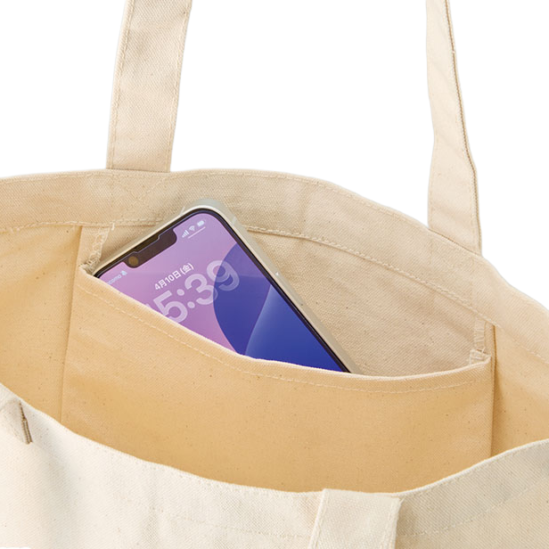 バッグの内側にはちょっとした小物にうれしい内ポケットを配置。スマホや鍵、リップやイヤホンといった迷子になりがちな細かいアイテムも、メインの収納スペースとは分けてサッと取り出せます。荷物が増えがちな通勤や通学、お出かけの日でも、バッグの中が散らからずいつでもすっきり。必要なものをすぐに見つけられるから、毎日の持ち歩きがもっと快適になります。シンプルで使いやすいキャンバス素材のトートは、デイリーユースはもちろん、サブバッグやエコバッグとしても活躍してくれる一枚です。
