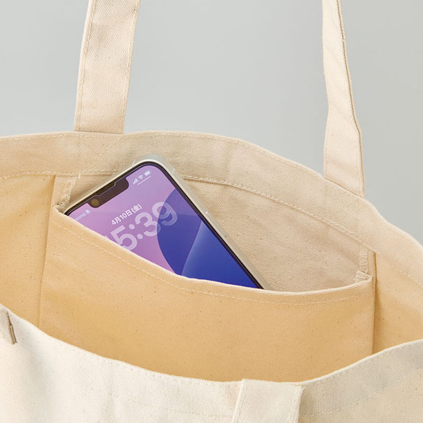 バッグの内側には便利な内ポケットを配置し、スマートフォンや鍵、ICカードといった細かな小物をすっきりと分けて収納できる仕様に仕上げました。必要なものを定位置に整理しておけるので、バッグの中で小物が迷子になる心配もなく、出し入れもスムーズです。荷物が増えがちな通勤・通学やお出かけ、お買い物の日でも、中身をきれいに整理整頓しながら快適にお使いいただけます。シンプルで合わせやすいナチュラルカラーのキャンバストートバッグは、デイリーユースのメインバッグとしてはもちろん、エコバッグやサブバッグ、推し活バッグ、ノベルティ・ギフトとしても幅広く活躍する一枚です。