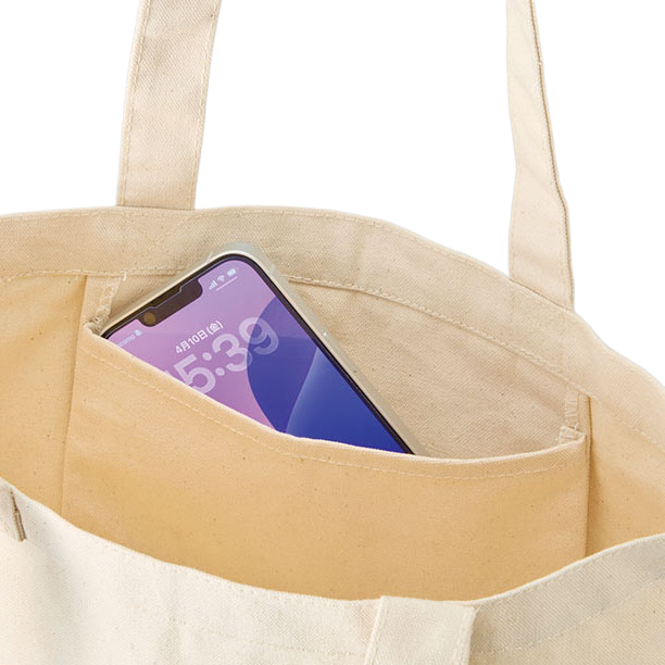 バッグの内側には便利な内ポケットを備え、スマホや鍵、リップやイヤホンといった細かな小物もサッと分けて収納できる仕様です。開口部近くに配置されているため、必要なときにすぐ手が届き、バッグの底で小物が迷子になる心配もありません。荷物が多くなりがちな通勤や通学、お買い物、旅行のサブバッグとしても、中身をすっきり整理しながら使えるのが魅力です。ナチュラルな風合いのキャンバス生地とあわせて、毎日の暮らしに寄り添う実用性の高いトートバッグに仕上げています。