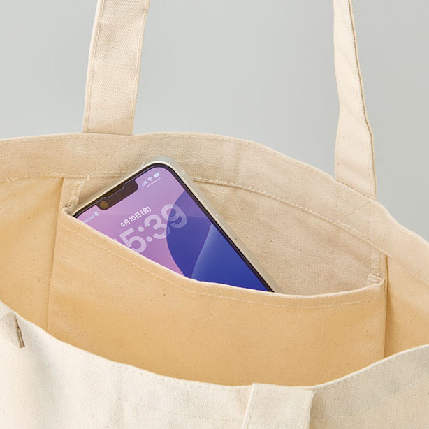 バッグの内側には便利なポケットを備えており、スマートフォンや鍵はもちろん、リップやイヤホン、ICカードといった迷子になりがちな小物もすっきりと分けて収納できます。定位置が決まることで必要なときにサッと取り出せるため、バッグの中を探し回るストレスから解放され、毎日の持ち運びがぐっと快適に。荷物が増えがちな日でも中身が散らからず、いつでも整理された状態をキープできるのが魅力です。通勤や通学、お買い物やちょっとしたお出かけまで、さまざまなシーンで頼れる収納力を発揮してくれる一枚です。