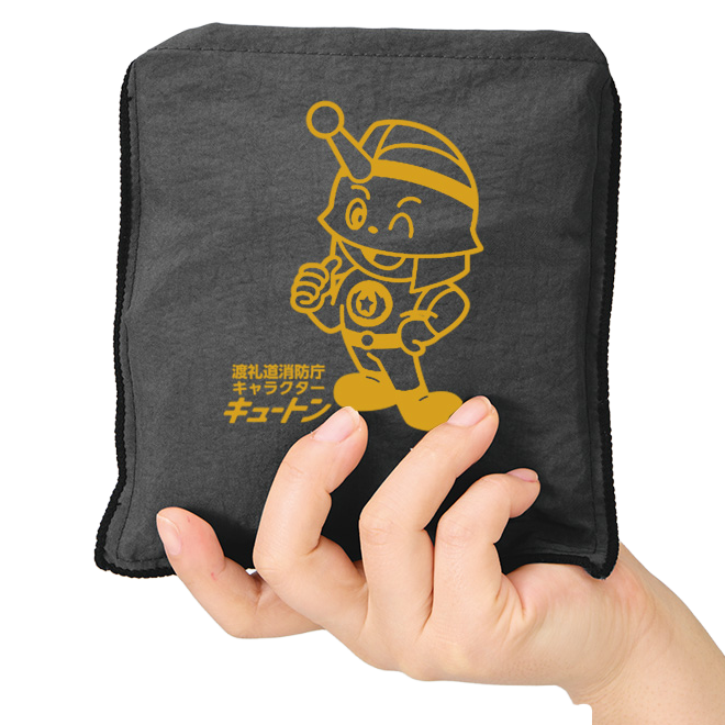 本体をそのまま内ポケットへ折りたたんで収納できる、持ち運びに便利なパッカブル仕様のエコバッグです。手のひらサイズにコンパクトにまとまるため、通勤・通学バッグやハンドバッグの中に常備しておけば、急なお買い物やコンビニ・スーパーでのレジ袋の代わりとしてサッと取り出して活躍します。折りたたみ収納時のポケットは、スマートフォンや小物がすっぽり入るサイズ感なので、ミニポーチ感覚で普段使いできるのも嬉しいポイント。軽量で荷物にならず、いつでもどこでも携帯できるコンパクトなショッピングバッグは、サブバッグやマイバッグとしてはもちろん、名入れ・オリジナルプリント対応のノベルティや販促品、プチギフトとしてもおすすめです。