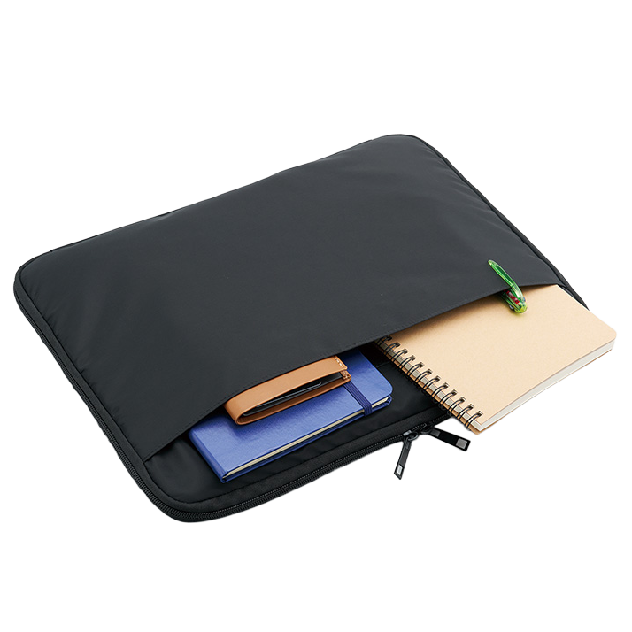入れたまま使えるノートPCバッグ 4色　周辺機器もスッキリ収納！多機能ポケット付きPCインナーバッグ マウスや電源コードなどのPC周辺機器をまとめて収納できる、収納力抜群のPCケースです。 内側には通気性と視認性に優れたメッシュポケット、外側にはB5ノートや文具が入るフロントポケットを配置。収納ポーチとかさばるPCケースを一つにまとめたい方に最適です。